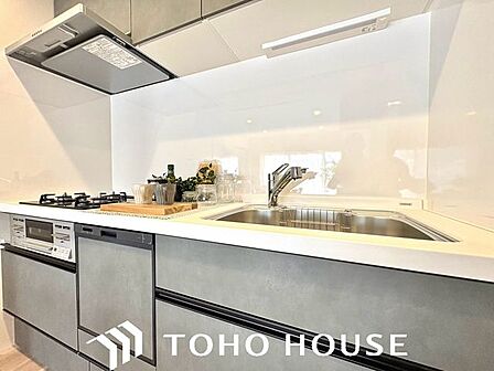 大型の冷蔵庫やレンジボードもしっかり置ける広々としたキッチンスペースが大事。ゆとりある空間で作業ができるとお料理の腕も日に日に上がりそうな気がしてきます。