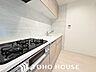 キッチン：使い易いオープンキッチン。ワークスペースが広いので、ご家族で並んで調理しても余裕の広さです。