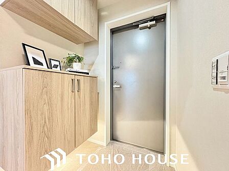 建具の新調やクロス・床の張り替えにより、清潔感のある明るい玄関スペースがお出迎え。収納力の高いシューズボックスを備え、ご家族の靴もスッキリ片付きます。毎日気持ちよくお出かけできる空間です。