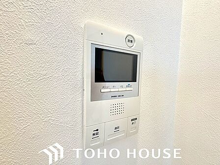 「見える安心」をカタチにしました。 誰が来てもわかる様にモニター付きインターホンを設置。快適と安らぎを合わせた優しい設計。外出時にも便利な録画機能を標準完備。