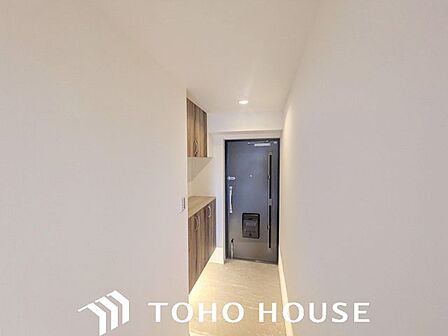 段差を抑えたフラットな設計が特徴的な、機能性の高いマンションの玄関内。備え付けのシューズボックスにより限られた空間を有効活用でき、常に清潔感のあるスッキリとした状態をキープしやすい設計です。