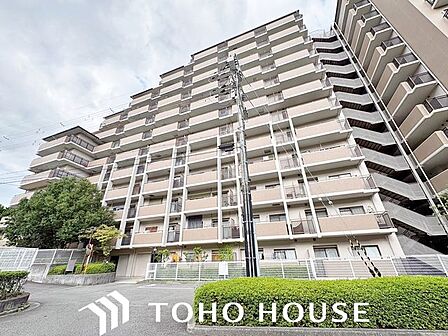 モダンなサイディングやアクセントカラーを効果的に配した、意匠性の高い外観デザイン。細部の部材やサッシの配置にまでこだわることで、シンプルながらも単調にならない立体的な美しさを表現しています。