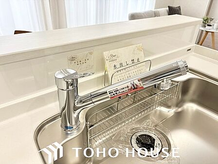 ボタンひとつで浄水と原水に切り替えられる浄水器一体型水洗を使用。お米を炊いたりする際には浄水機能をつかうこともできて、人気の商品です。