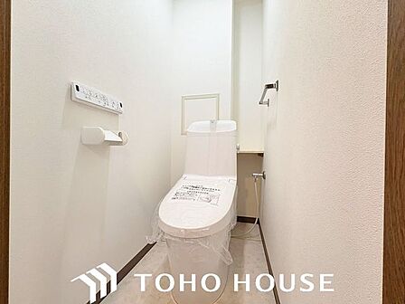ホワイトを基調とした、清潔感あふれるシンプルなトイレ空間。限られたスペースながらも、お手入れのしやすい床材やクロスが採用されており、日々の掃除がスムーズに行える機能的な造りに仕上がっています。