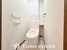 トイレ：ホワイトを基調とした、清潔感あふれるシンプルなトイレ空間。限られたスペースながらも、お手入れのしやすい床材やクロスが採用されており、日々の掃除がスムーズに行える機能的な造りに仕上がっています。