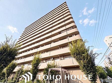 周囲の建物との間隔や配置に配慮されており、優れた陽当りや開放感を期待させる外観。各住戸への採光を遮りにくい設計がなされており、快適な居住性を外側からもしっかりと実感できる物件です。