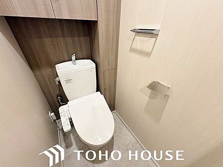 いつまでも清潔な空間であって頂けますように、目に留まるだけではなく、汚れをふき取り易いフロアと壁紙をチョイス致しました。※現況写真にAIによる画像処理(家具等を消す)がされています。