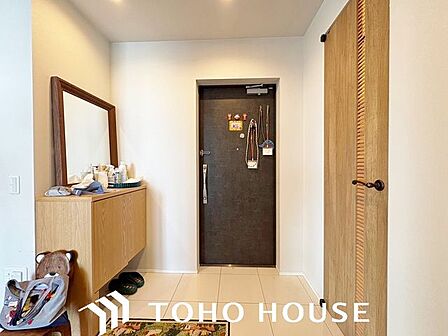 段差を抑えたフラットな設計が特徴的な、機能性の高いマンションの玄関内。備え付けのシューズボックスにより限られた空間を有効活用でき、常に清潔感のあるスッキリとした状態をキープしやすい設計です。
