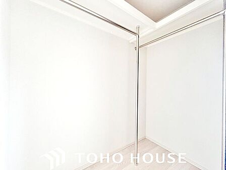 たくさんの洋服をかけてもシワになりにくいウォークインクローゼット。洋服以外にも、普段使わない家電やスーツケース、ストック品など何でも片付く嬉しい空間です。