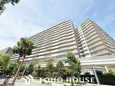 外観：周囲の街並みと美しく調和する、洗練されたデザインの外観。飽きのこないシンプルなカラーリングとスタイリッシュなフォルムが、住まいとしてのクオリティの高さと落ち着いた佇まいを演出します。
