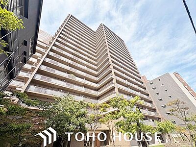 外観：周囲の街並みと美しく調和する、洗練されたデザインの外観。飽きのこないシンプルなカラーリングとスタイリッシュなフォルムが、住まいとしてのクオリティの高さと落ち着いた佇まいを演出します。
