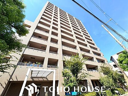 その邸が魅せる、気品・上質・重厚感・極細やかさ、そのすべては訪れた者に安らぎと品性を与える特別な空間です。ここに住むからこそ意味がある。すべての（始まり）をここから迎えます。