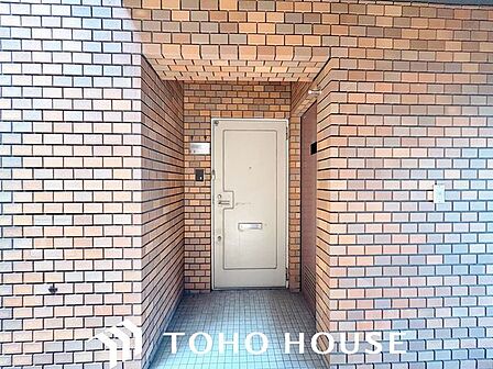 共用廊下側からの視線や防犯面に配慮された、シンプルでオーソドックスなマンションの玄関扉。新聞受けやインターホンがコンパクトにまとまっており、毎日の通行がスムーズに行える機能的な造りです。