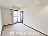 洋室：一つ屋根の下にそれぞれの暮らしがある。お部屋ぐらいは自分の価値観で自由にしたい。だからこそ、そのベースはシンプルであるべきだと思う。なぜなら、時の流れで人の好みは変わっていくものだから。