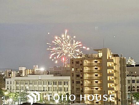 窓からの素晴らしい眺望が日常に彩りを添えてくれます。夜には美しい花火をゆったりと鑑賞できる特等席に。