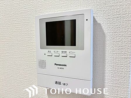 訪問者の顔を室内から映像で確認できるTVモニター付きインターホン。防犯面でも役立つ安心の設備です。