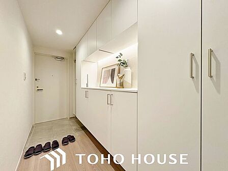 共用廊下側からの視線や防犯面に配慮された、シンプルでオーソドックスなマンションの玄関扉。新聞受けやインターホンがコンパクトにまとまっており、毎日の通行がスムーズに行える機能的な造りです。