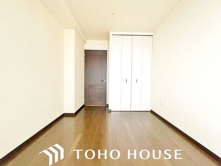 クローゼットには洋服や本を収納できるので、お部屋はすっきり広々と使うことができます。お好みの家具を自由にレイアウトしてください。