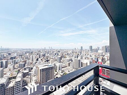 前面に極端な遮蔽物がなく、程よい開放感を確保した窓からの眺望。外からの視線が直接気になりにくい配置(または距離感)が保たれており、室内にいながら周囲の落ち着いた住環境を確認できる安心の景色です。