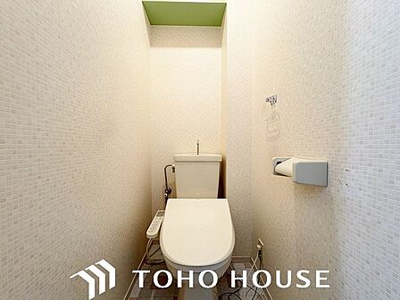 ホワイトを基調とした、清潔感あふれるシンプルなトイレ空間。限られたスペースながらも、お手入れのしやすい床材やクロスが採用されており、日々の掃除がスムーズに行える機能的な造りに仕上がっています。