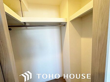 可動棚(または固定棚)が配備され、高さを調節しながら無駄なく荷物を詰め込める機能的な物入れ。散らかりがちな日用品のストックや掃除用具などを一箇所に集約できるため、住まい全体の美観をキープできます。