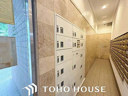お仕事でお帰りが遅い方にも、ご夫婦でお仕事されている方にも、確実にお荷物の受け取りが出来るので安心です。住まう方への配慮が行き届いた人気商品です。