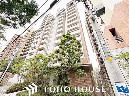 周囲の街並みと美しく調和する、洗練されたデザインの外観。飽きのこないシンプルなカラーリングとスタイリッシュなフォルムが、住まいとしてのクオリティの高さと落ち着いた佇まいを演出します。