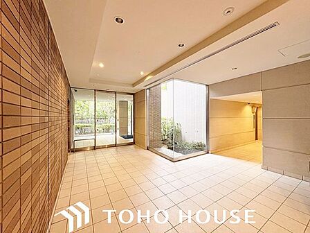 毎日の行き帰りで必ず通行する、住まいの顔となるエントランス空間。流行に左右されないオーソドックスでシンプルな設計となっており、居住者や訪れる人々を落ち着いた雰囲気でスムーズに迎え入れます。