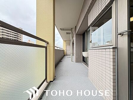 頬をなでる優しい風を感じることが出来るバルコニー。つい深呼吸をしたくなる気持ちの良い眺望はこのお部屋の自慢です。もちろんお洗濯物を干すスペースとしても十分な広さがあります。
