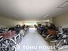 その他：大切な自転車を雨風からしっかり守る屋根付きの駐輪場。天候によるサビや劣化を防ぎ、きれいな状態を保ちやすくなります。敷地内にあるため防犯面でも心強く、毎日の生活を安心・快適にサポートします。