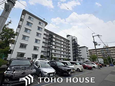 住む人を映し出す洗練された佇まいは、いつまでも輝き続けながらいつしか街の風景に溶け込んでいきます。