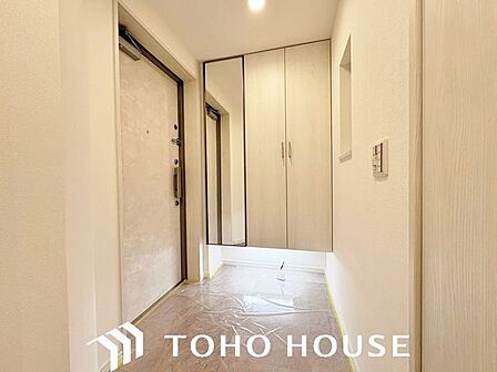 段差を抑えたフラットな設計が特徴的な、機能性の高いマンションの玄関内。備え付けのシューズボックスにより限られた空間を有効活用でき、常に清潔感のあるスッキリとした状態をキープしやすい設計です。