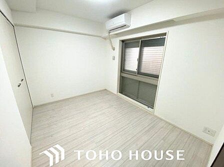 凹凸が少なく家具の配置を想定しやすいすっきりとした形状の洋室。ベッドやデスクのレイアウトがしやすく、限られた空間を有効に活用できるため、子ども部屋や書斎としても重宝する間取りです。