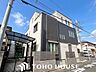 外観：陽光を効率よく取り込めるよう、窓の配置や建物の形状に配慮された設計。外からの視線を適度に遮りながらも、室内に明るい光と心地よい風を届ける工夫が外観デザインからも見て取れます。