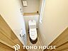 トイレ：ホワイトを基調とした、清潔感あふれるシンプルなトイレ空間。限られたスペースながらも、お手入れのしやすい床材やクロスが採用されており、日々の掃除がスムーズに行える機能的な造りに仕上がっています。