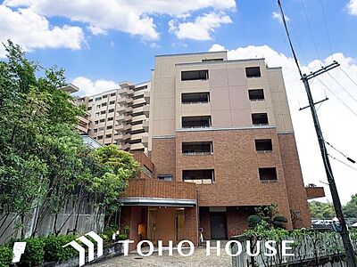 外観:陽光を効率よく取り込めるよう、窓の配置や建物の形状に配慮された設計。外からの視線を適度に遮りながらも、室内に明るい光と心地よい風を届ける工夫が外観デザインからも見て取れます。 外観:陽光を効率よく取り込めるよう、窓の配置や建物の形状に配慮された設計。外からの視線を適度に遮りながらも、室内に明るい光と心地よい風を届ける工夫が外観デザインからも見て取れます。
