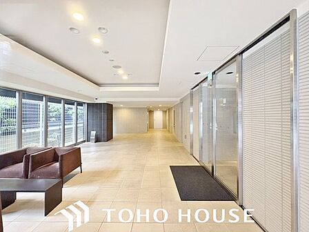 広々としたマンションのロビー。明るく開放的な空間で来訪者との待ち合わせにもぴったりな空間です。