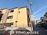 外観：落ち着いた住環境に相応しい、気品ある佇まいの外観デザイン。前面道路の幅員（または周辺の開放感）にも恵まれており、圧迫感を感じさせない開放的でスッキリとした外観が魅力的な物件です。