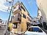 外観：周囲の街並みと美しく調和する、洗練されたデザインの外観。飽きのこないシンプルなカラーリングとスタイリッシュなフォルムが、住まいとしてのクオリティの高さと落ち着いた佇まいを演出します。