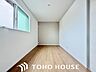 洋室：日照に恵まれたお部屋。柔らかい自然光で朝目覚める暮らしが送れるだろう。また、機能的なクローゼットを配置して、片付いた空間も実現出来そう。
