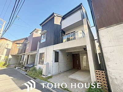 外観:陽光を効率よく取り込めるよう、窓の配置や建物の形状に配慮された設計。外からの視線を適度に遮りながらも、室内に明るい光と心地よい風を届ける工夫が外観デザインからも見て取れます。 外観:陽光を効率よく取り込めるよう、窓の配置や建物の形状に配慮された設計。外からの視線を適度に遮りながらも、室内に明るい光と心地よい風を届ける工夫が外観デザインからも見て取れます。