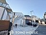 その他：陽光を効率よく取り込めるよう、窓の配置や建物の形状に配慮された設計。外からの視線を適度に遮りながらも、室内に明るい光と心地よい風を届ける工夫が外観デザインからも見て取れます。
