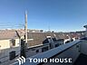 その他：日々の暮らしに心地よいゆとりを与えてくれる、窓からのスッキリとした景色。空を近くに感じられる開放感があり、日中は室内に明るい光をもたらすため、天候や季節の移り変わりを身近に実感できる眺望です。