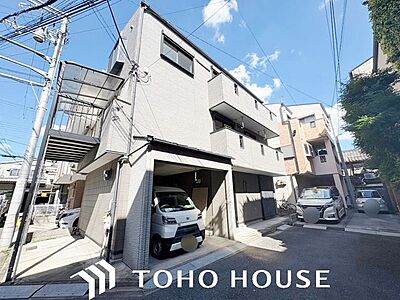 外観:周囲の街並みと美しく調和する、洗練されたデザインの外観。飽きのこないシンプルなカラーリングとスタイリッシュなフォルムが、住まいとしてのクオリティの高さと落ち着いた佇まいを演出します。 外観:周囲の街並みと美しく調和する、洗練されたデザインの外観。飽きのこないシンプルなカラーリングとスタイリッシュなフォルムが、住まいとしてのクオリティの高さと落ち着いた佇まいを演出します。
