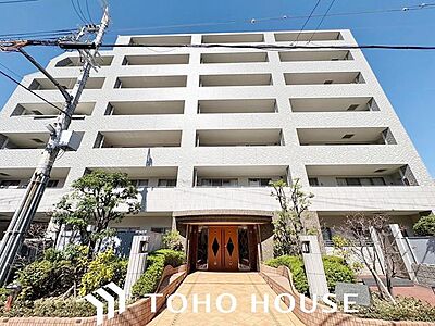 外観:周囲の街並みと美しく調和する、洗練されたデザインの外観。飽きのこないシンプルなカラーリングとスタイリッシュなフォルムが、住まいとしてのクオリティの高さと落ち着いた佇まいを演出します。 外観:周囲の街並みと美しく調和する、洗練されたデザインの外観。飽きのこないシンプルなカラーリングとスタイリッシュなフォルムが、住まいとしてのクオリティの高さと落ち着いた佇まいを演出します。