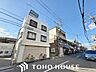 その他：落ち着いたカラーリングと直線的なフォルムが目を引く、モダンな外観デザイン。周囲の環境に調和するスタイリッシュな佇まいで、外壁の質感が建物の堅牢さとクオリティを感じさせる仕上がりです。