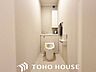 トイレ：ホワイトを基調とした、清潔感あふれるシンプルなトイレ空間。限られたスペースながらも、お手入れのしやすい床材やクロスが採用されており、日々の掃除がスムーズに行える機能的な造りに仕上がっています。