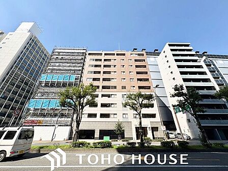 閑静な住宅街に佇む、存在感のある邸宅です。周辺環境と調和した落ち着きのある色合いの外壁で、毎日の生活に安らぎを与えてくれます。