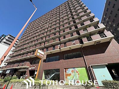 外観：周囲の街並みと美しく調和する、洗練されたデザインの外観。飽きのこないシンプルなカラーリングとスタイリッシュなフォルムが、住まいとしてのクオリティの高さと落ち着いた佇まいを演出します。