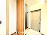 その他：玄関から室内へのアプローチ。建具の木目が空間に統一感を持たせています。